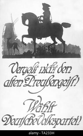 Sur une affiche électorale de la DVP (Parti du peuple allemand), une ombre figure est vu, commémorant le roi de Prusse, Frédéric le Grand, à cheval, en dessous l'appel : "Ne pas oublier l'ancien esprit prussien ! Voter pour le Parti du peuple allemand ! ' Banque D'Images