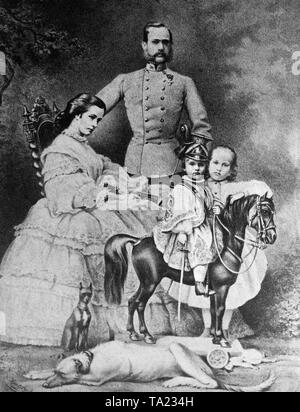 L'empereur François-Joseph I d'Autriche (1830-1916) et l'Impératrice Elisabeth (1837-1898) avec leurs enfants prince héritier Rodolphe (avec casque) et Gisela. Banque D'Images