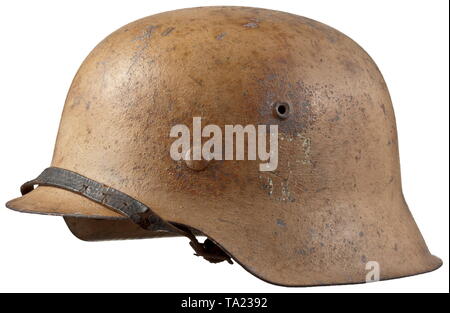 Un casque d'acier M 42 pour les membres de la Waffen-SS en Afrique- ou front sud historique de camouflage, historique, 20e siècle, Editorial-Use-seulement Banque D'Images