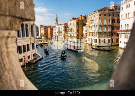 Les gondoles et les bateaux flottent sur le Grand Canal à Venise, Italie. Vue à travers le pont du Rialto railing Banque D'Images