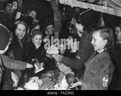 Des jouets sont vendus au marché de Noël de la Bund Deutscher Maedel dans le Lustgarten de Berlin. Banque D'Images