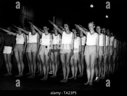 Un groupe d'apprenants de sexe féminin sont montrant le salut d'Hitler sur la 'Journée d'exercices physiques" dans la salle de sport de la gymnastique Ministère de l'université Friedrich Wilhelm. À cette occasion, Bernhard Rust donne un discours, et un programme sportif de gymnastique, handball, soccer et de saut, de course compétition a lieu. Banque D'Images