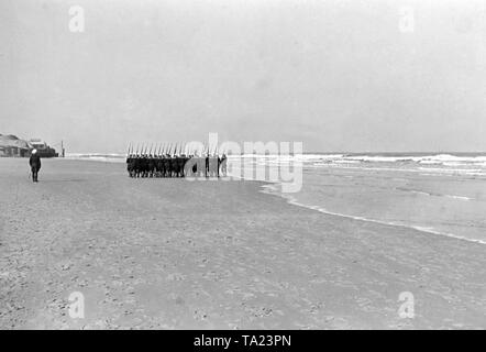 Recrues de la Kriegsmarine (Marine) pendant l'exercice de perçage sur une plage de Norderney. Banque D'Images