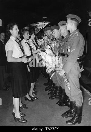 Filles BDM part plus de bouquets de fleur pour les soldats de retour au pays de la Crimée. Banque D'Images