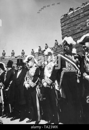 Les diplomates à l'enterrement de Paul von Hindenburg dans la Memorial Tannenberg , un groupe de pilotes de sport sont volant au-dessus. Banque D'Images