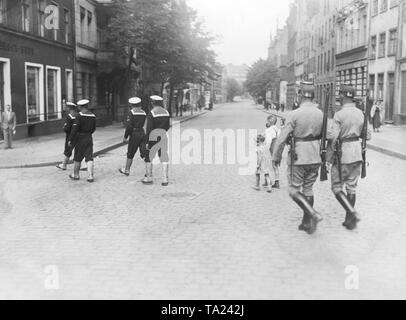 Cette photo montre un marin polonais accompagnés de policiers de patrouille allemande dans le territoire de la ville libre de Dantzig. La séparation de Dantzig à partir de l'Allemagne a eu lieu par le Traité de Versailles et la Société des nations. Banque D'Images