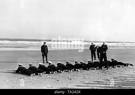 Recrues de la Kriegsmarine (Marine) pendant l'exercice de perçage sur une plage de Norderney. Banque D'Images