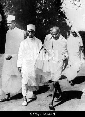 Mahatma Gandhi et Mirai Bai, Madeleine Slade, sur le chemin du palais du vice-roi des Indes, Lord Edward Irwin. Banque D'Images