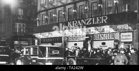 Le premier Cafe Kranzler à Berlin a été ouvert en 1825 par Johann Georg Kranzler comme une petite pâtisserie dans la rue "Unter den Linden" à Berlin Mitte. En 1932, il a ouvert la deuxième succursale dans l'ancien café des Westens sous le nom 'Restaurant und Konditorei Kranzler' dans la rue Joachimstaler Strasse (aujourd'hui Joachimsthaler Strasse), dans le quartier de Charlottenbourg. Les deux bâtiments ont été détruits au cours de raids dans les années 1944 et 1945. Banque D'Images