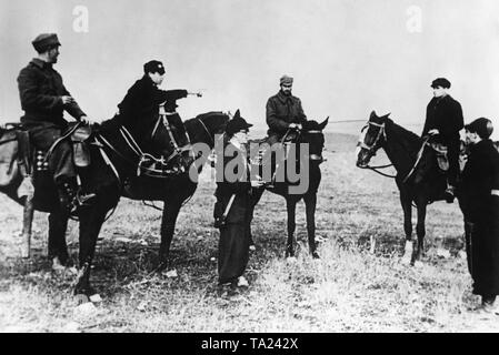 Photo de six soldats républicains (quatre à cheval) d'un inconnu bataillon de la Brigade internationale sur le front de Teruel en Espagne durant la guerre civile en Espagne, en 1937. Banque D'Images