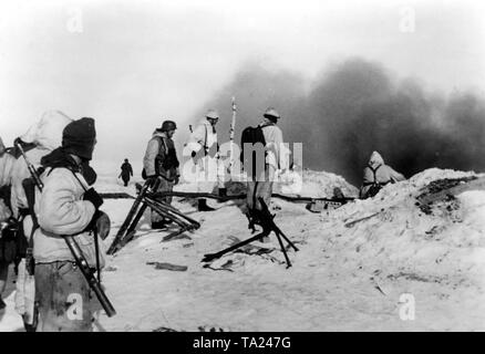 Les soldats allemands se tenir à côté d'un bunker aurait été occupé par des soldats de l'Armée rouge sur la rive sud du lac Ilmen. C'était supposé être fumigés par l'utilisation du feu. Photo de l'entreprise de propagande (PK) : correspondant de guerre John. Banque D'Images