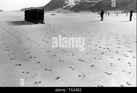 Recrues de la Kriegsmarine (Marine) pendant l'exercice de perçage sur une plage de Norderney. Banque D'Images