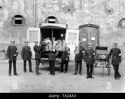 Groupe de sauvetage de la Croix-Rouge allemande (DRK) avant qu'une ambulance, vers 1900 Banque D'Images