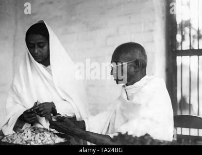 Le chef de l'indépendance de l'Inde le Mahatma Gandhi mouvement faisant des travaux de cuisine. Banque D'Images