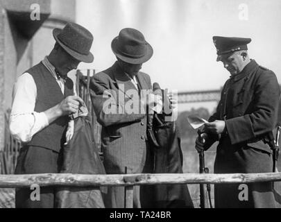 Allemands des Sudètes ont leurs documents d'identification cousue dans leur veste avant de fuir. Les hommes traversent la frontière à Baerenstein dans les Monts Métallifères. Au cours de la crise des Sudètes, de nombreux Allemands de Sudeten fuir vers le Reich allemand. Banque D'Images