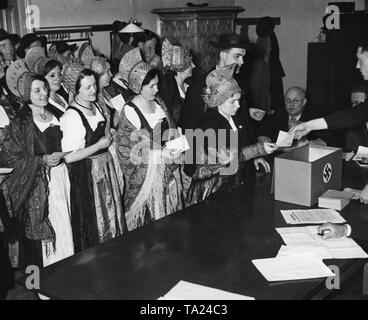 Après l'invasion des troupes allemandes en Autriche un référendum va être organisé sur l'annexion de l'Autriche à l'Empire allemand. Les gens portent des costumes traditionnels dans le bureau de vote dans Spitz an der Donau. Banque D'Images