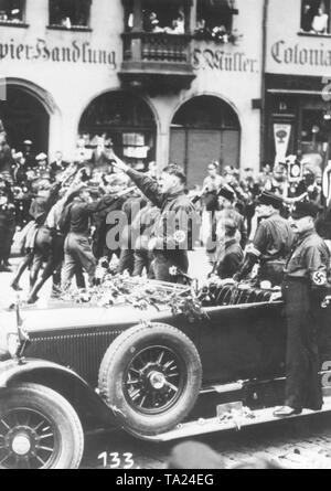 Adolf Hitler et Rudolf Hess (2e à partir de la droite) le salut de l'AS de la Nuremberg Rally. Banque D'Images