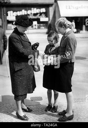 Les jeunes filles et les filles sont BDM recueillant des fonds pour l'Association Auberge de Jeunesse allemande et vendent des huit badges différents, ainsi que des équipements pour des excursions. Banque D'Images