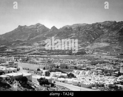 Photo de la ville de Tétouan sur la côte méditerranéenne du Maroc espagnol. Dans l'arrière-plan, contreforts de l'Atlas. C'était l'endroit où l'allemand Junkers Ju 52 appareils de transport avec la peinture de la légion Condor allemande a commencé leur vol chargé avec des soldats marocains de l'Espagne continentale. Après le déclenchement de la guerre civile espagnole le 27 juillet 1936, l'Allemagne a fourni une assistance militaire au Général Franco (opération Feuerzeauber). En outre, 20 Ju-52s (principalement des avions de Lufthansa) ont été fournies, qui a effectué plus de 800 vols de troupes nationales espagnoles, Banque D'Images