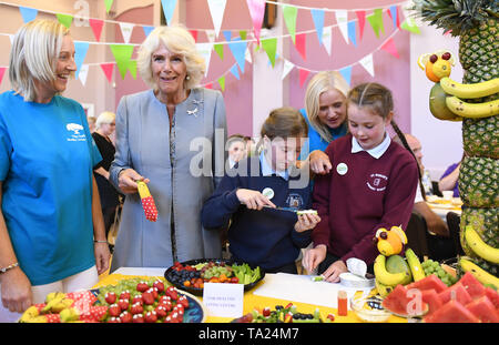 La duchesse de Cornouailles aide les enfants à la préparation des aliments au cours d'une manifestation communautaire intitulé Une célébration de la Communauté en Lisnaskea dans le comté de Fermanagh. Banque D'Images