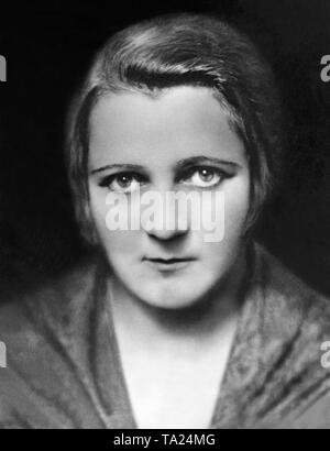 Portrait d'une femme des années 1920. Les cheveux courts repose à plat sur la tête. Photo non datée. Banque D'Images