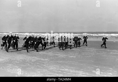 Recueillir des recrues sur une plage sur Norderney au cours d'un exercice. Banque D'Images
