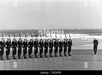 Recrues de la Kriegsmarine (Marine) pendant l'exercice de perçage sur une plage de Norderney. Banque D'Images