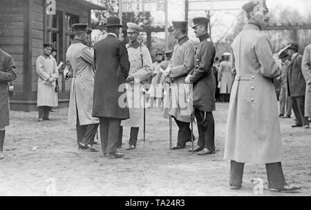 Le Prince Wilhelm (5e de gauche) a pris part à la réunion du jubilé de la Verein fuer Hindernisrennen (Association pour l'Obstacle Course) à Karlshorst". Banque D'Images