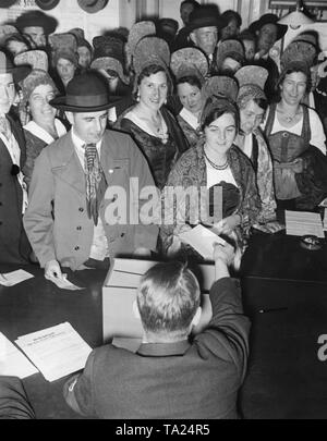 Après l'invasion des troupes allemandes en Autriche un référendum va être organisé sur l'annexion de l'Autriche à l'Empire allemand. Les gens portent des costumes traditionnels dans le bureau de vote dans Spitz an der Donau. Banque D'Images