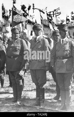 Proches parents du dernier empereur allemand étaient membres de la bonne organisation des soldats de première ligne conservateur Stahlhelm. Ici, en tant que représentant du Kreis à Sanssouci le Stahlhelm réunion dans la Silesian Breslau, Prince Eitel Wilhelm (deuxième fils de l'empereur), le fils aîné du Prince héritier et successeur présomptif Prince Wilhelm, et un autre fils de l'Empereur, le Prince Oskar von la Prusse. Dans l'arrière-plan sont plusieurs Reichskriegsflagge. Banque D'Images