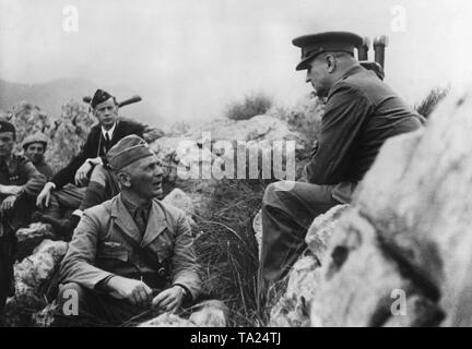 Photo non datée d'un capitaine de la légion Condor (assis), qui est dans une conversation avec un officier espagnol (à droite) sur un poste de commandement des troupes nationales espagnoles à Llanes, Asturias. Derrière, il y a des télescopes, ciseaux ainsi que d'autres officiers espagnols. De 1937 à 1939, la légion Condor avait une piste de première ligne en Llanes. Banque D'Images