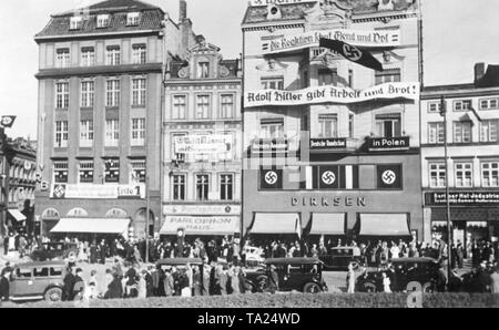 Il y a élection nationale-socialiste des banderoles accroché sur la maison de l'Allemand Rundschau à Gdansk, à l'occasion de l'Volkstag élections. Sur une banderole : "La réaction créé la misère et la détresse. Adolf Hitler donne le travail et le pain !". Sur un autre : "Vote pour les hommes pas pour les sauts" et "Voter pour les socialistes nationaux, donc voter pour la liste allemande 1' Banque D'Images