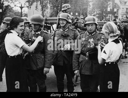 Les filles sont BDM soldats de décoration avec des fleurs, qui s'alignaient à l'Ost-West-Achse pour un mois de mars. Banque D'Images