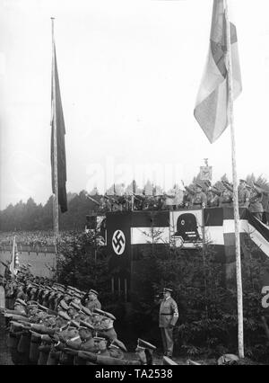 Lors d'un appel du Reichsfuehrer Stahlhelm au Maschsee à Hanovre, les participants accueillent le marching flagbearers. Sur la droite, sur le piédestal, Franz Seldte. Banque D'Images