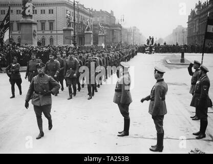 Grands Franz von Stephani (gouverneur d'état de Berlin) est à regarder le défilé du Stahlhelm Gau à Potsdam le Schlossbruecke dans le Lustgarten de Berlin. Dans la 2e colonne de gauche, le Prince Eitel Friedrich et 3ème de gauche, Oskar de Prusse. Banque D'Images