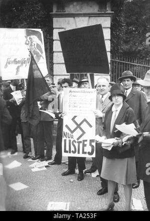 L'union des étudiants nazis sonde actuellement à l'Université Humboldt à Berlin. Certains membres ont Mensur cicatrices. Banque D'Images