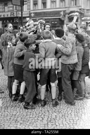 À l'occasion de l'élection du Reichstag, la jeunesse de Bismarck distribuer black-blanc-rouge d'un drapeau dans le quartier Neukölln, Berlin. Banque D'Images