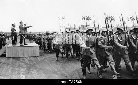 Le jour de la Wehrmacht, une section de la Wehrmacht défilés devant Adolf Hitler et les commandants en chef des trois branches de la Wehrmacht (Hermann Goering, Erich Raeder, Werner von Blomberg, Werner von Frisch). Banque D'Images