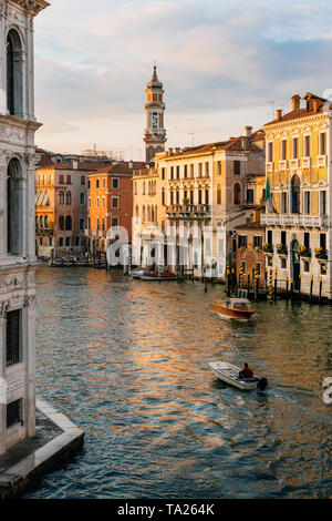 Les gondoles et les bateaux flottent sur le Grand Canal au coucher du soleil à Venise, Italie. Vue du pont du Rialto Banque D'Images