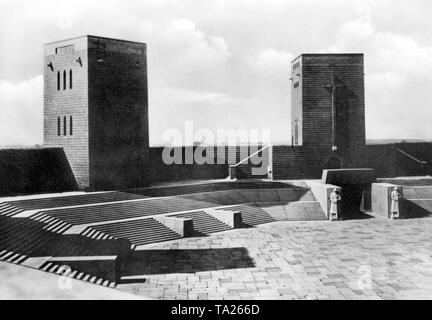 Après la mort de Paul von Hindenburg ce monument a été transformé pour le 'Reichsehrenmal' Tannenberg avec l'entrée de la tombe de l'ancien Président du Reich. Photo non datée. Banque D'Images