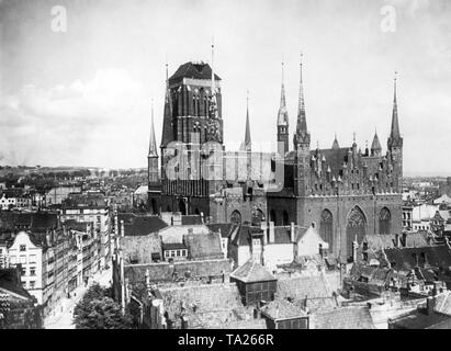 La photo montre l'église de Sainte Marie. La construction de l'église a commencé en 1343 et achevé en 1502. Elle a été construite en brique de style gothique. L'église peut accueillir environ 25 000 personnes. Il abrite le triptyque du peintre Hans Memling de Bruges. Banque D'Images