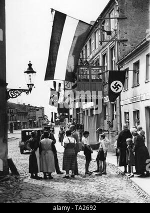 Les passants dans le centre de Freystadt (maintenant le district de Neumarkt dans le Haut-palatinat), qui a été décorée de drapeaux après la mort du Reich le président. Banque D'Images