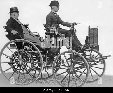 Gottlieb Daimler à l'arrière de son chariot de moteur. Au volant, son fils Adolf Daimler. Banque D'Images