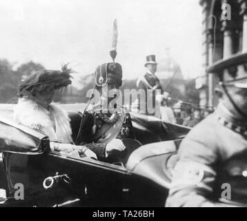 Crown Princess Cecilie et son mari le prince Guillaume de Prusse voyager dans un transport par Berlin. La photo a été prise dans le cadre de la cérémonie de mariage de la soeur du Prince, la Princesse Viktoria Luise de Prusse, avec le Prince Ernst August de Hanovre. Banque D'Images