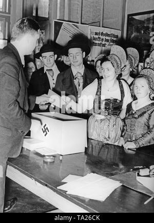 Après l'invasion des troupes allemandes en Autriche, a lieu un référendum sur l'annexion de l'Autriche à l'Empire allemand. Les gens portent des costumes traditionnels dans le bureau de vote dans Spitz an der Donau. Banque D'Images