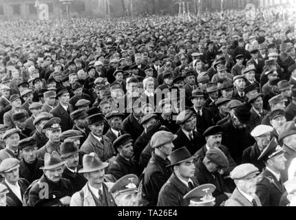 Des soldats de la Volkssturm écouter l'adresse de la Basse-silésie Gauleiter Karl Hanke. Banque D'Images