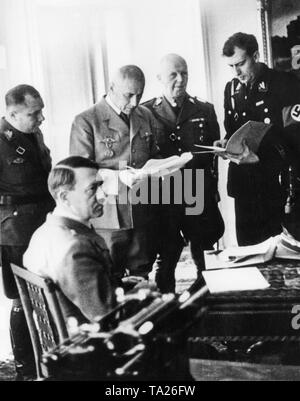 Adolf Hitler après l'occupation de la République tchèque dans le Hradschin à Prague. Reichsleiter Bormann, Ministre allemand de l'intérieur Wilhelm Frick et chef de la Chancellerie du Reich, Hans Heinrich Lammers sont en conversation avec Hitler. Banque D'Images
