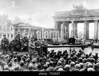 Vassily Chuikov général parle de soldats soviétiques à partir d'un réservoir-2 est en face de la porte de Brandebourg. Dans l'arrière-plan sont les tramways et rempli de sable chariots mobilier, qui a servi de barrages routiers au cours de la bataille. Banque D'Images