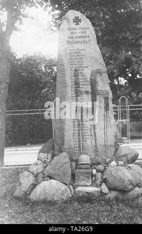 Au moment de la phase finale de la République de Weimar, les adversaires de la NSDAP daub avec une croix gammée le monument aux morts de la Première Guerre mondiale en Heinersdorf. Banque D'Images