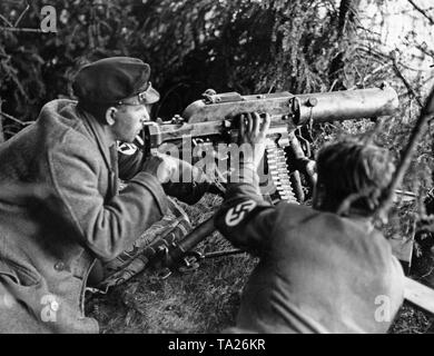 Les hommes de la Freikorps sudètes allemandes défendre la ville de Asch (comme aujourd'hui) avec une mitraillette. Les armes proviennent de la gauche derrière arsenal de l'armée tchèque. Les deux hommes portent des brassards à croix gammée. Depuis la prise du pouvoir des Nazis en Allemagne, les conflits entre la minorité allemande des Sudètes et les Tchécoslovaques se sont intensifiées. Selon l'accord de Munich en octobre 1938, la Tchécoslovaquie devait céder l'territoires sudètes allemandes pour le Reich allemand. Banque D'Images